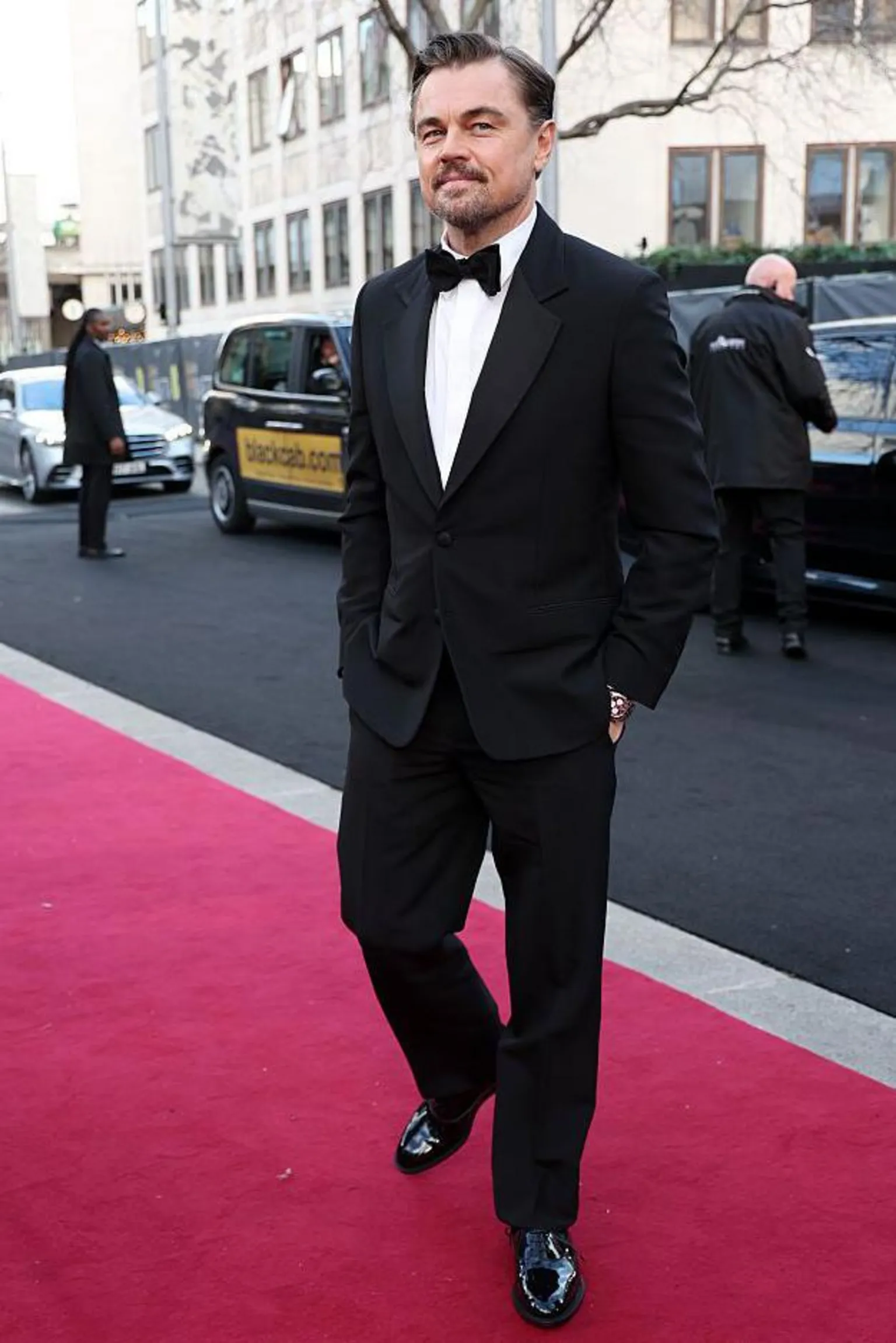  Leonardo DiCaprio in evening dress and a bow tie, on the red carpet