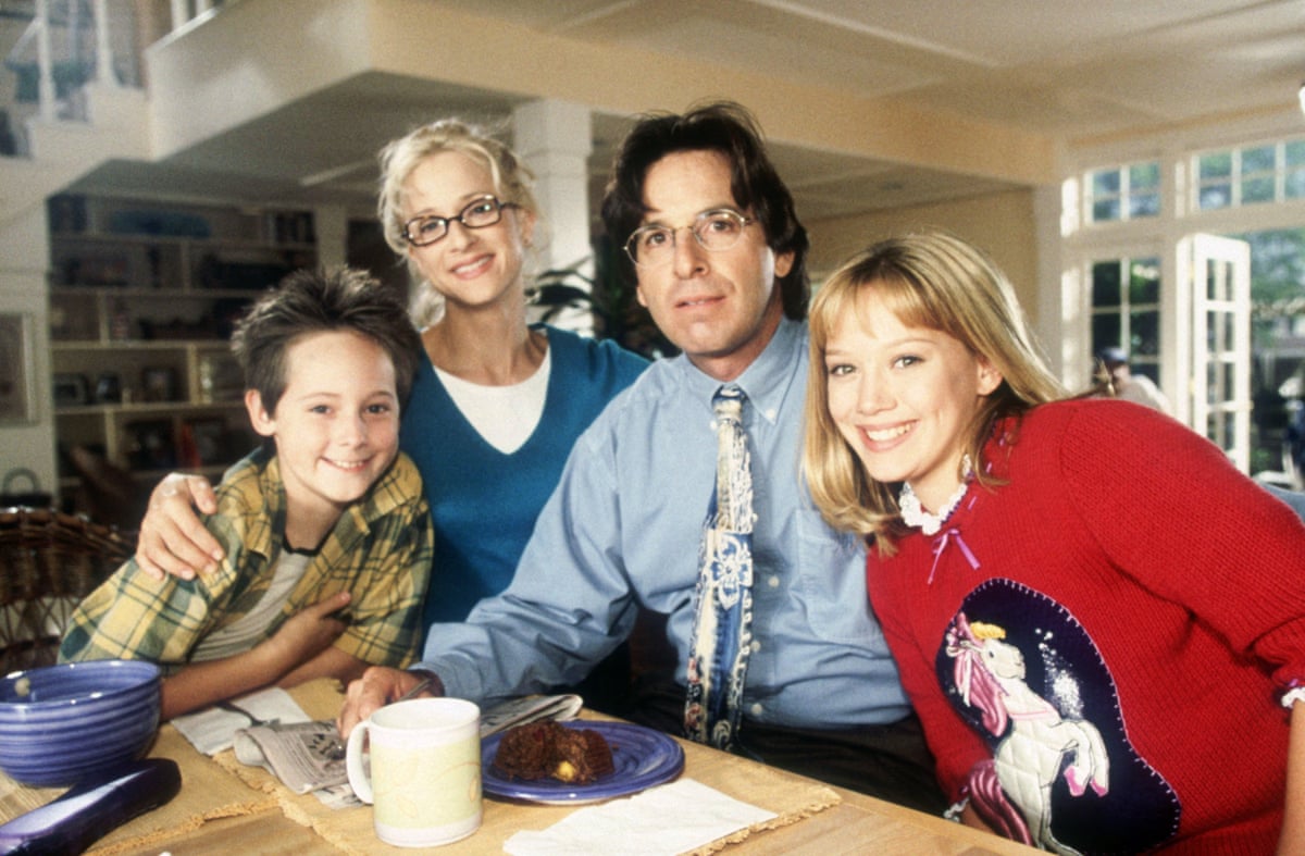 (L-R) Jake Thomas, Hallie Todd, Robert Carradine and Hilary Duff in Lizzie McGuire.
