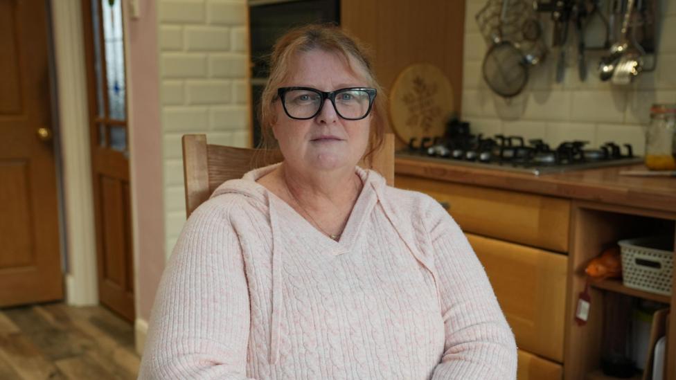 Llun o Shelley Herniman yn ei thy