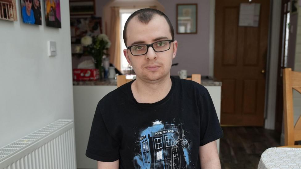 Llun o Noah Herniman yn ei dy