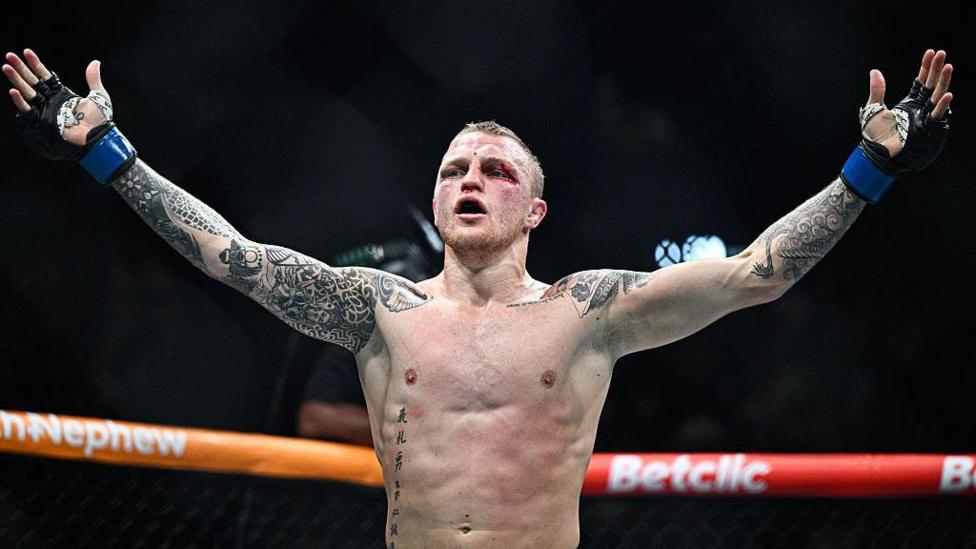 Mason Jones celebrates his win over Bolaji Oki in September 2025