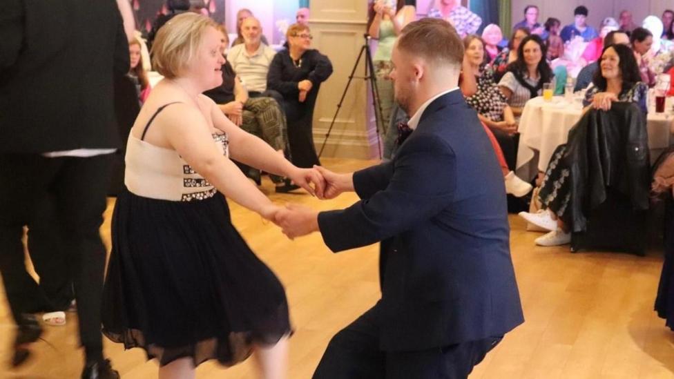 Alison a Michael yn dawnsio