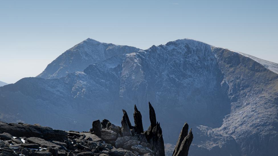 Yr Wyddfa (chwith) a Chrib y Ddysgl (dde)