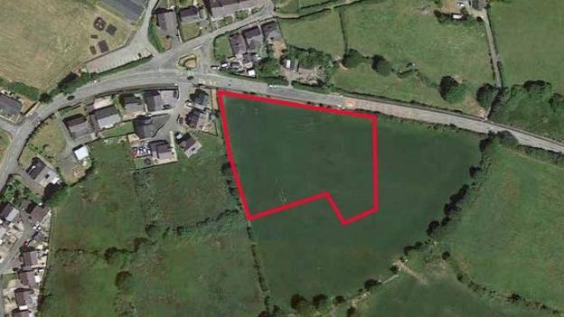 Llun aerial o'r cae lle mae'r cais i ddatblygu tai fforddiadwy yn Nhrefor