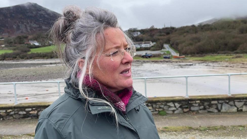 Llun o Claire Brooks y tu allan yn Nhrefor