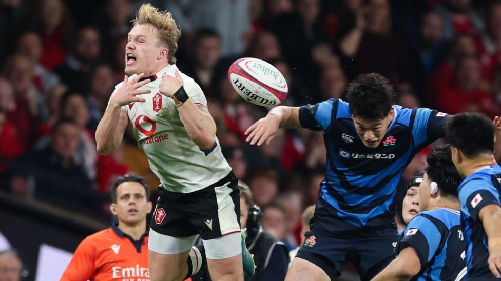 Blair Murray drops a high ball for Wales against Japan