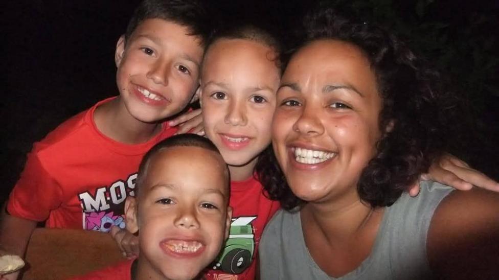 Llun Kerry gyda'i thri mab