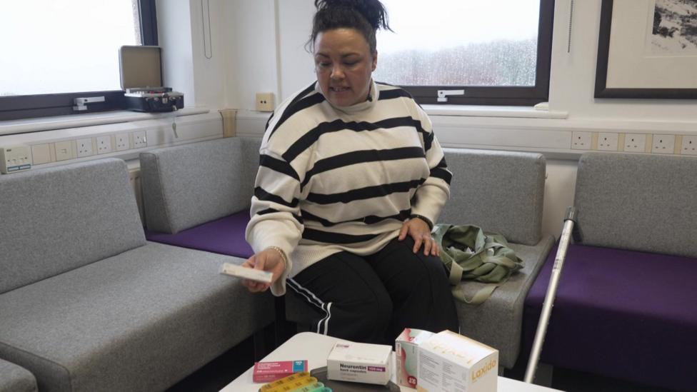 Llun Kerry gyda sawl bocs o thabledi o'i blaen hi