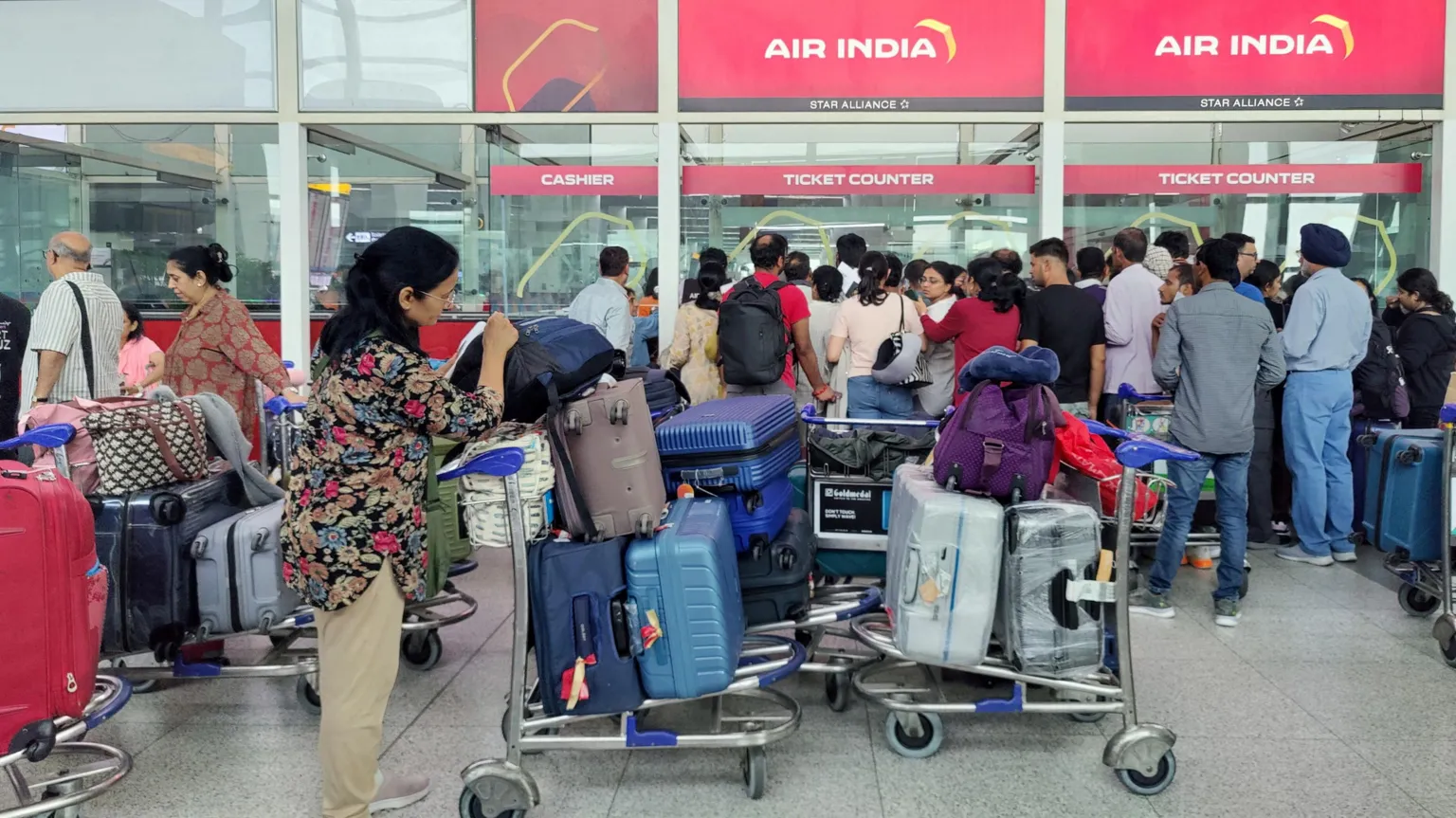  Queues at Delhi airport amid cancellations and delays.