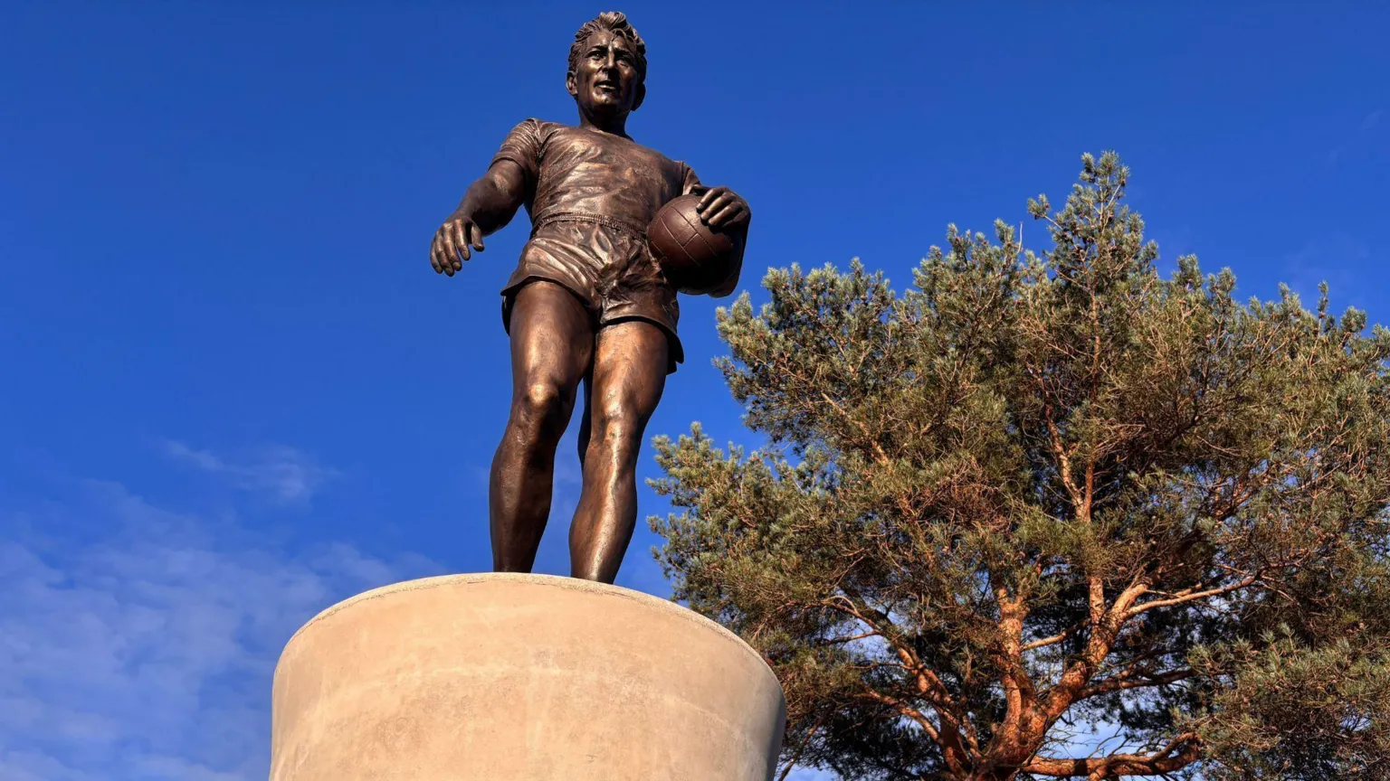 The statue of Tommy Gemmell in Craigneuk.
