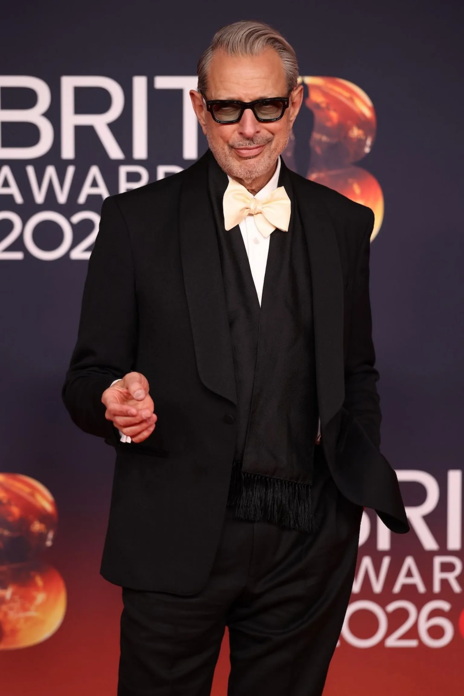  Jeff Goldblum in a tuxedo on the red carpet.