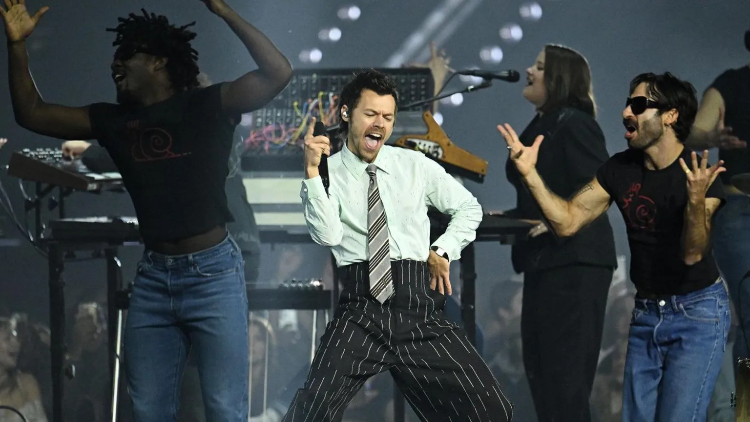 PA Harry Styles dancing on stage