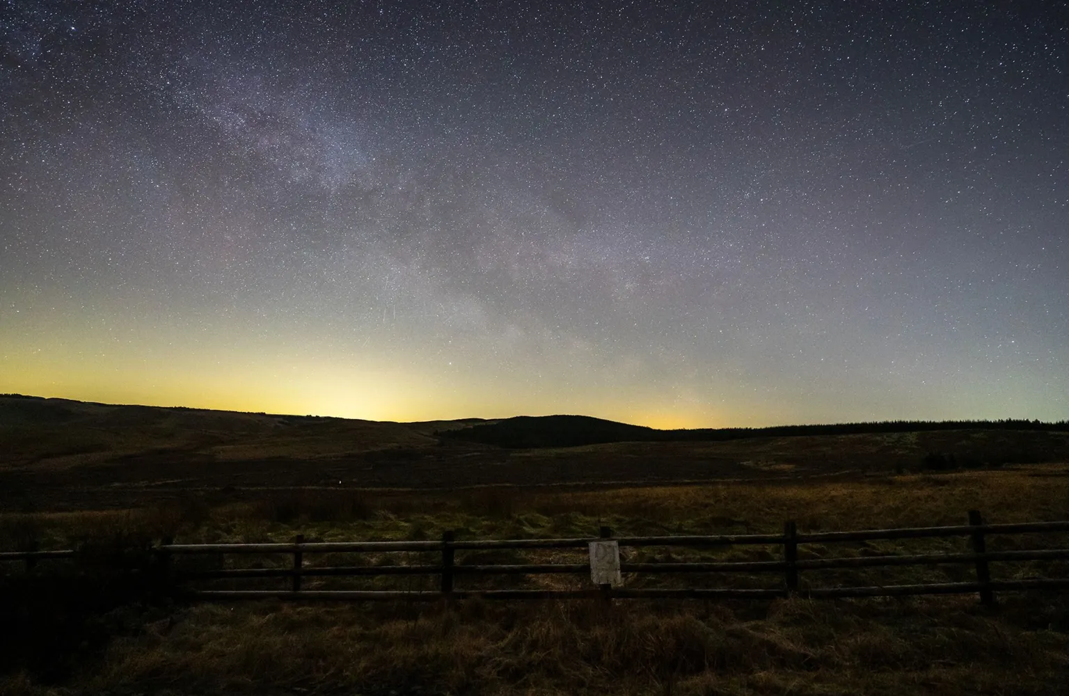 Serydda/Dafydd Wyn Morgan The Milky Way shines above a field and wooden fence