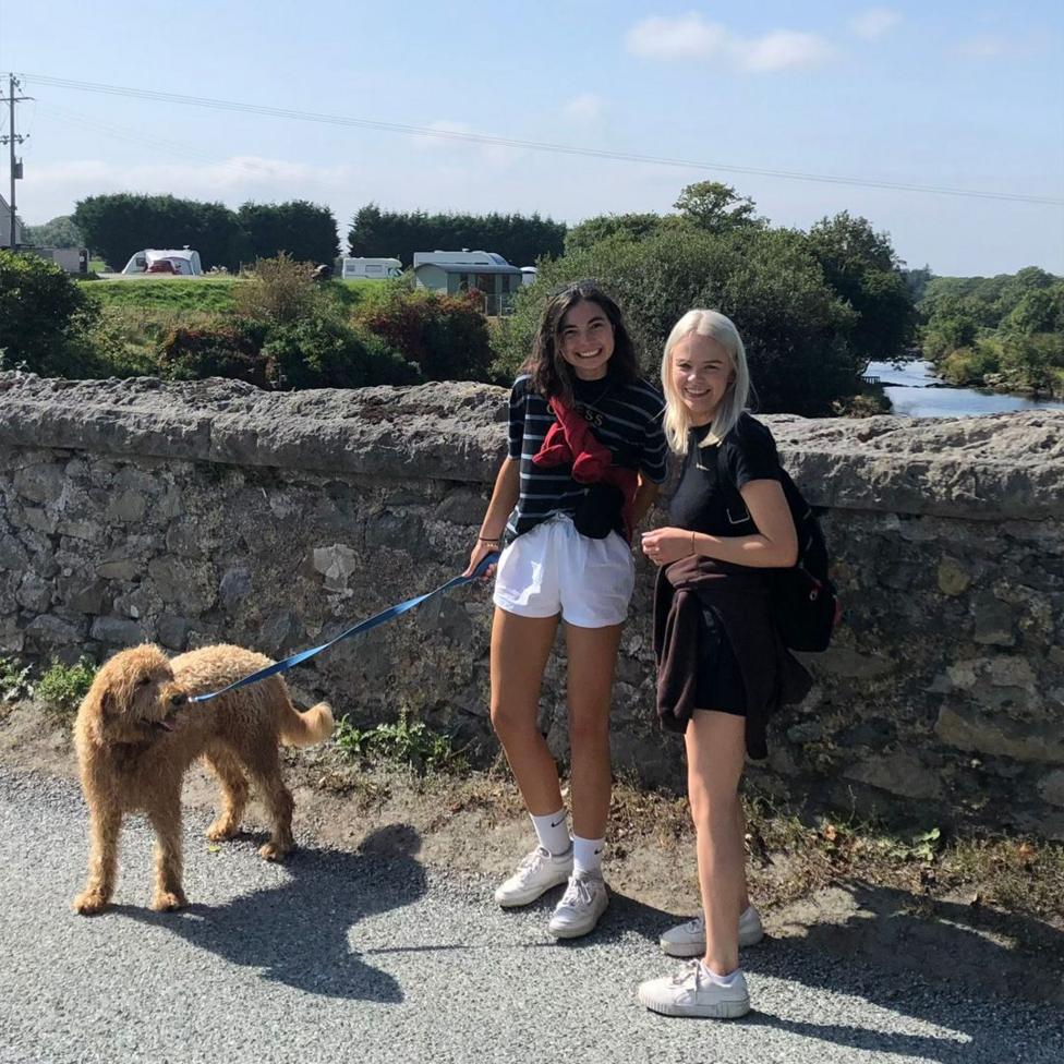 Beca gyda'i ffrind gorau, Ceri