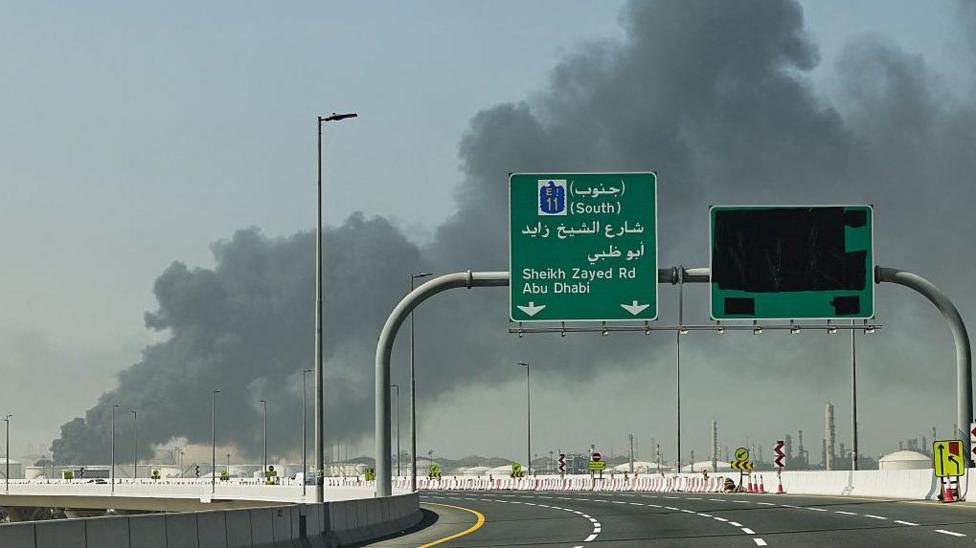 Yr olygfa yn Jebel Ali, Dubai ddydd Sul