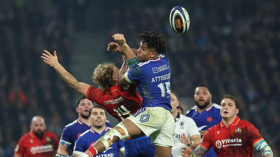 France's wing Théo Attissogbe (R) fights for the ball with Italy's wing Louis Lynagh during the Six Nations international rugby union match between France and Italy