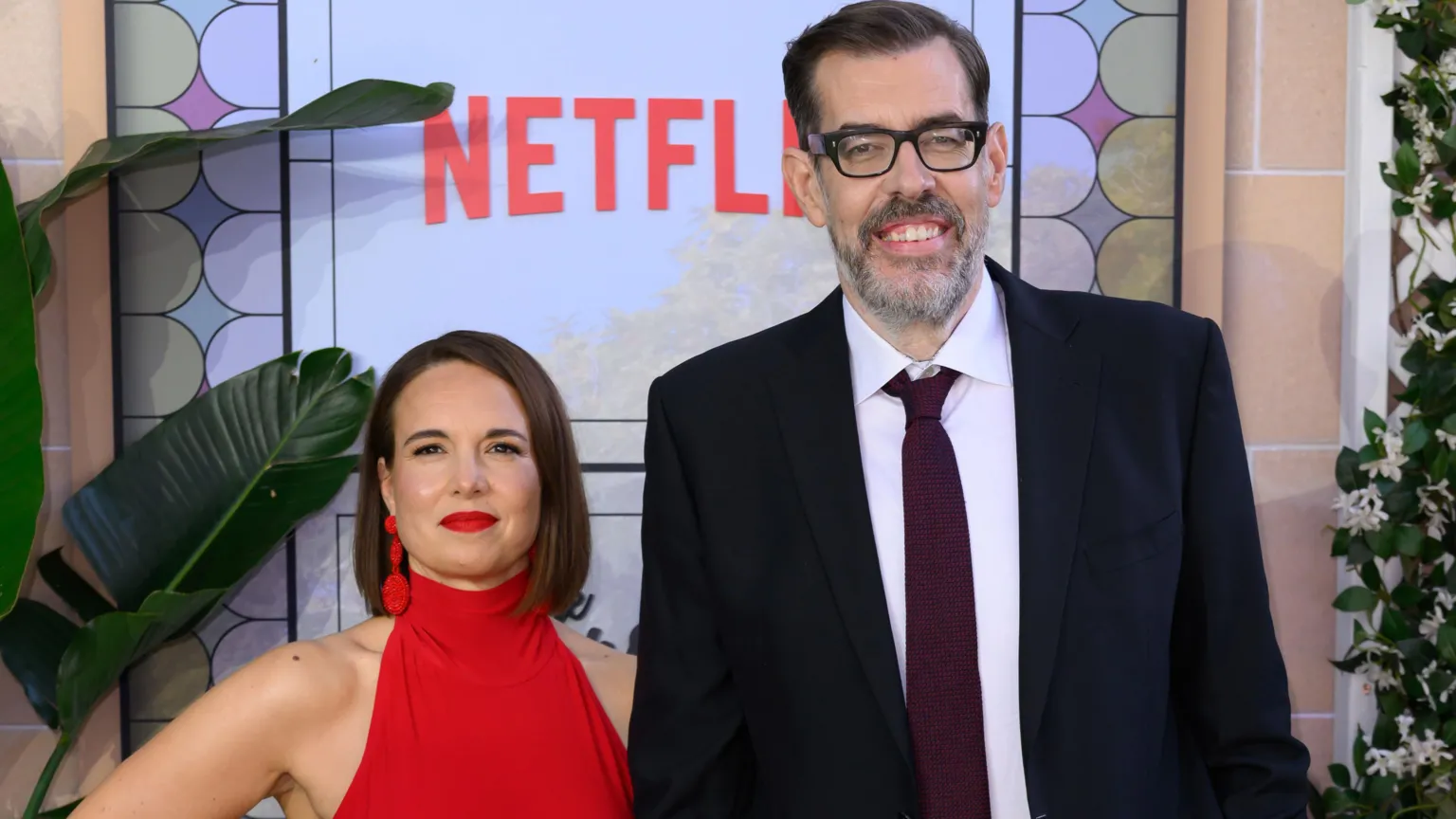  Ingrid Oliver in a red dress and Richard Osman at the Netflix UK premiere of the adaptation of The Thursday Murder Club