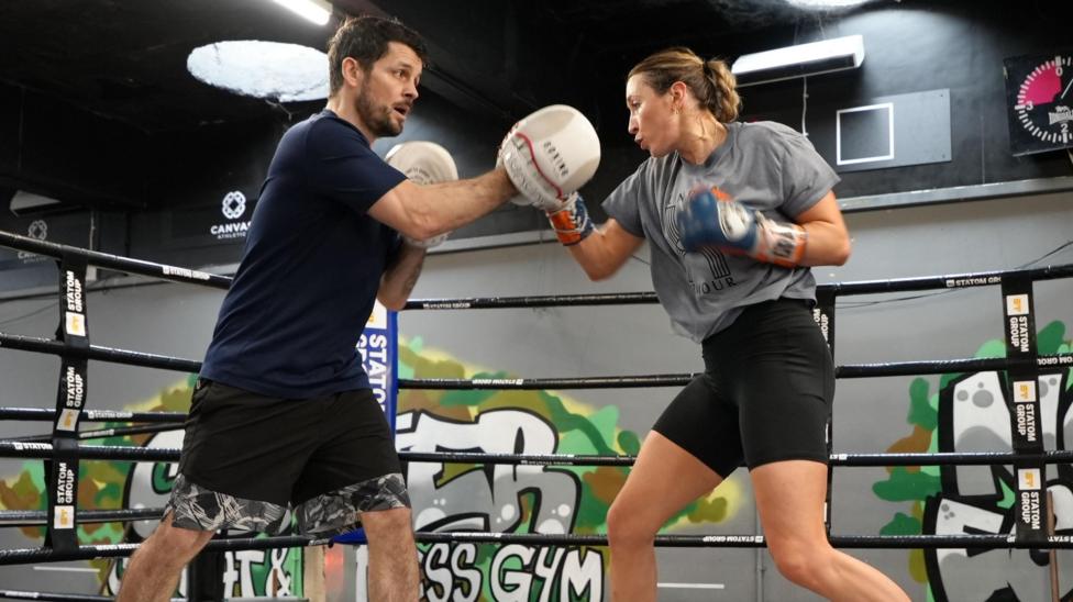 Stephen Smith (chwith) yn hyfforddi Jade Jones (dd)