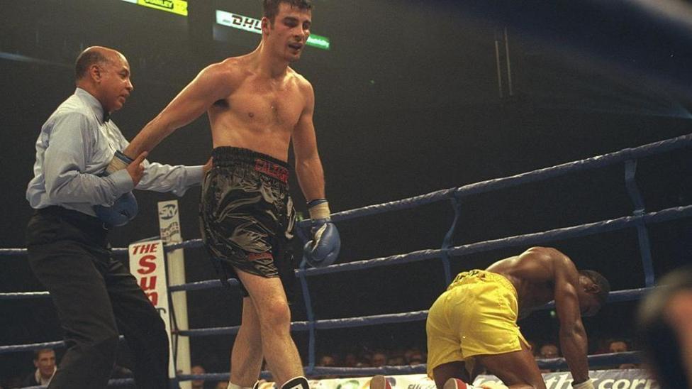 Joe Calzaghe yn llorio Chris Eubank wrth iddo ennill Pencampwriaeth uwch bwysau canol y byd yn 1997
