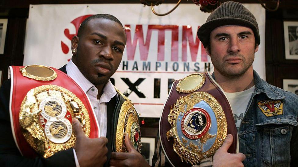 Jeff Lacy a Joe Calzaghe cyn yr ornest uwch bwysau canol y byd ym Manceinsion yn 2006