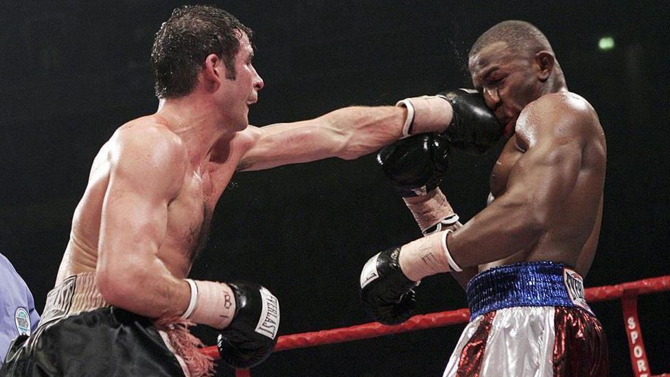 Joe Calzaghe yn ystod ei fuddugoliaeth yn erbyn Jeff Lacy yn 2006