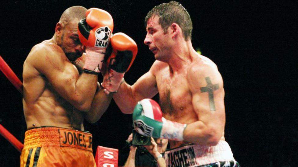 Joe Calzaghe yn ystod ei fuddugoliaeth yn erbyn Roy Jones Jr yn Efrog Newydd yn 2008