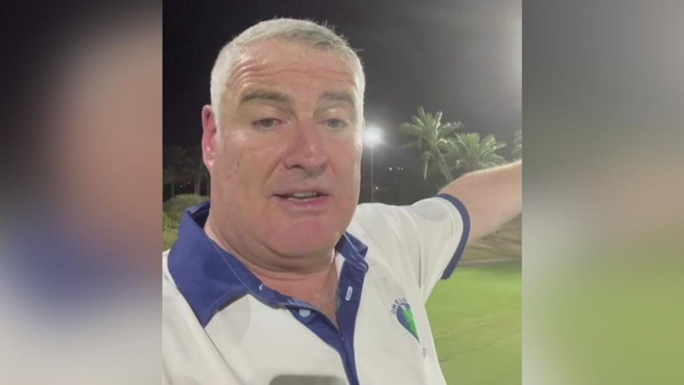 Rhodri Ogwen Williams ar gwrs golff ym mhrifddinas Qatar, Doha