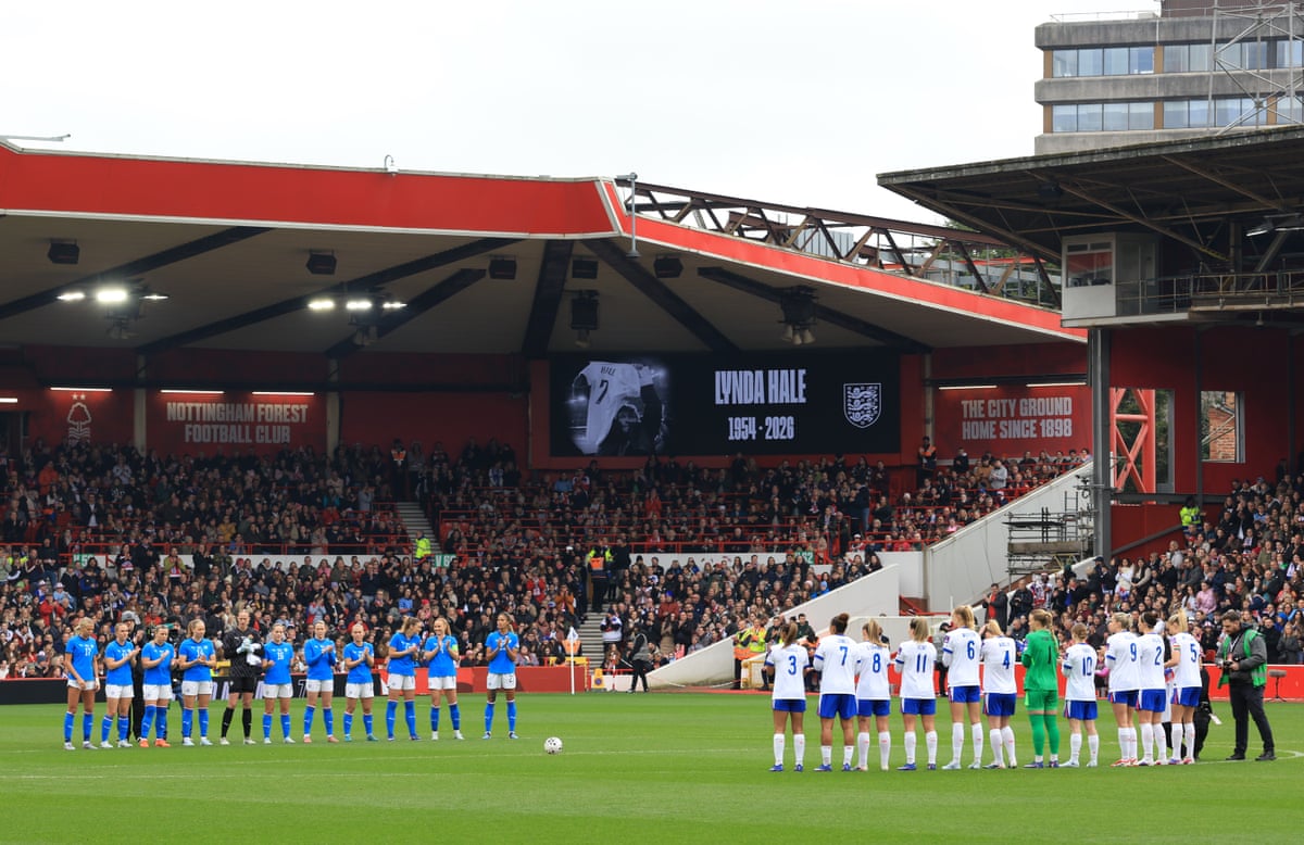 The players stand for a minute's applause in memory of former England player Lynda Hale.