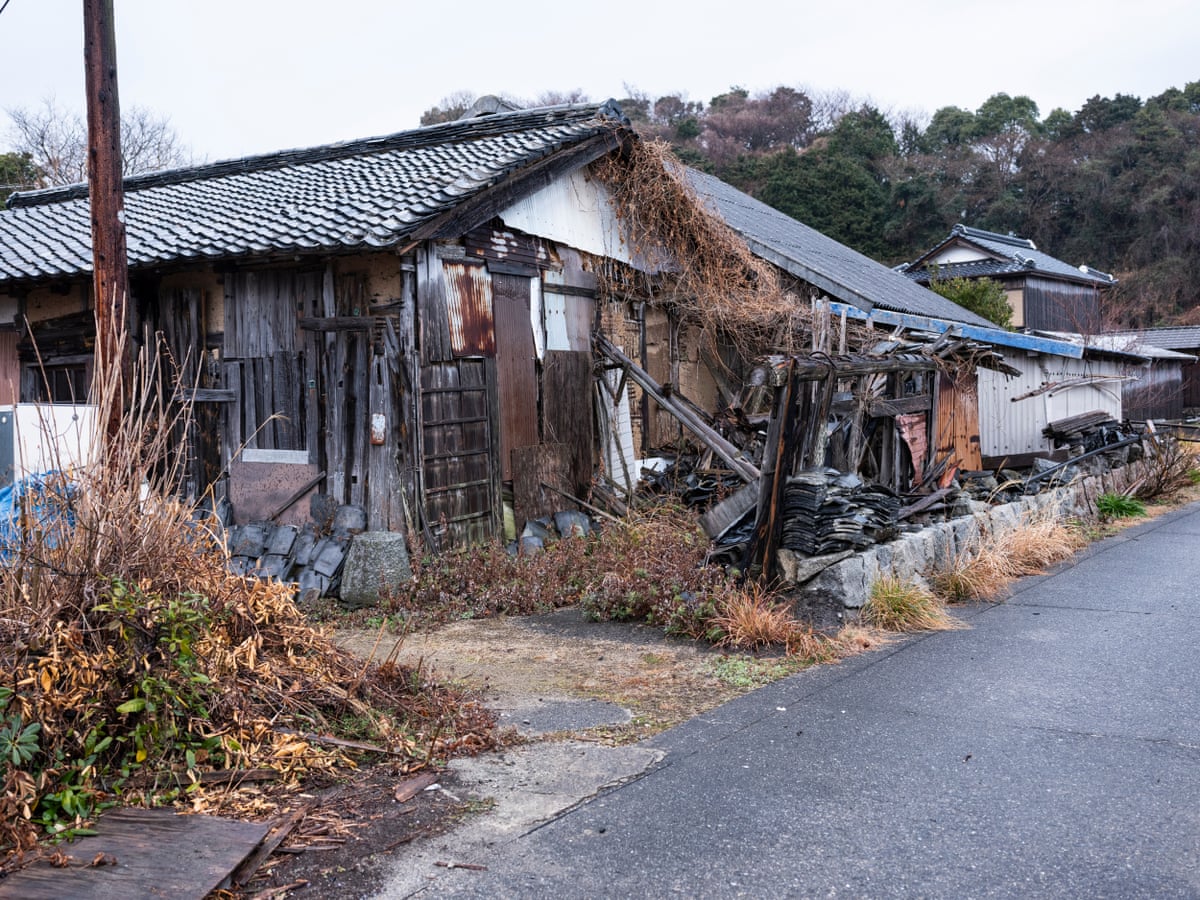 A settlement near the ferry port, where most houses are now vacant.