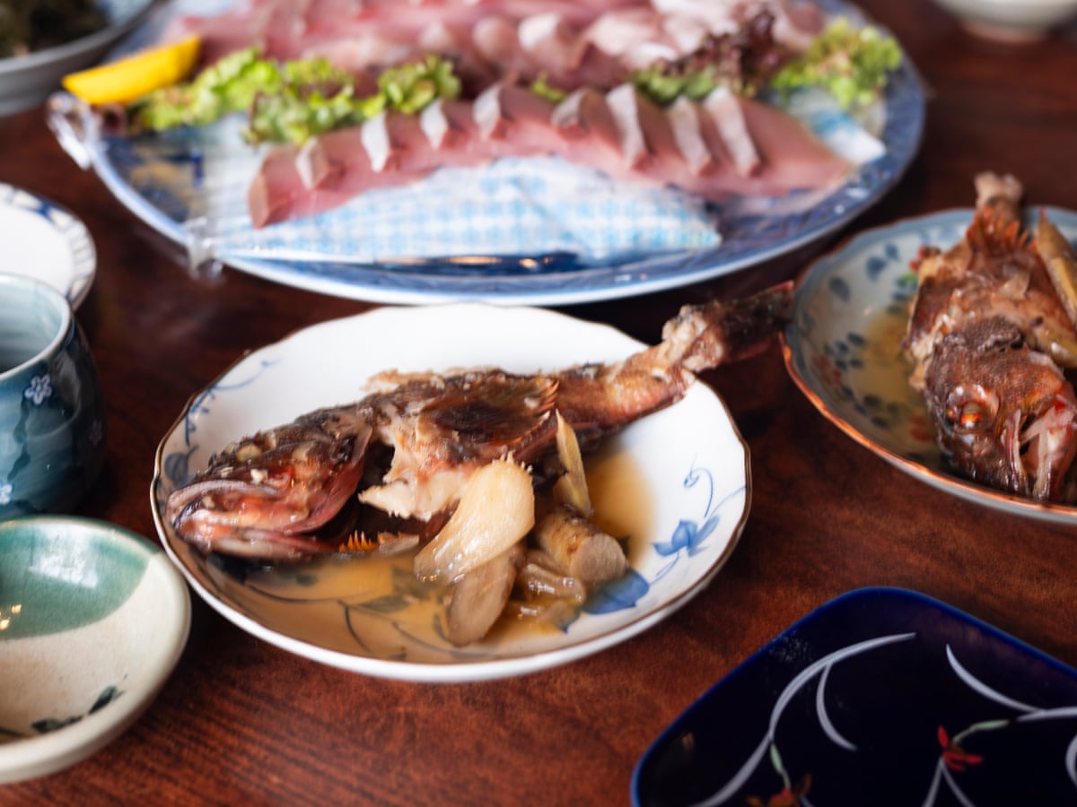 Lunch prepared using fish caught by Hideya Yagi in the waters around the island.