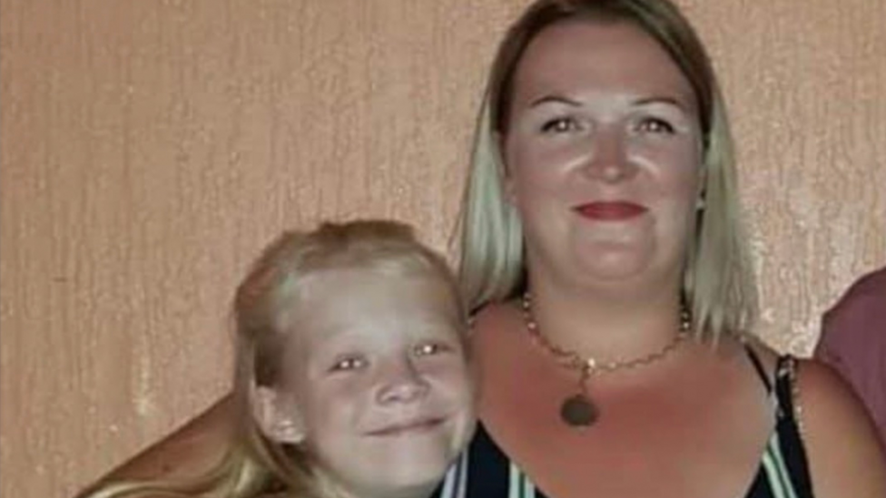 Keely Morgan, yn blentyn, yn eistedd wrth ei mam, Sian