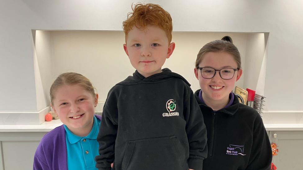 Mollie (chwith), Jac a Megan