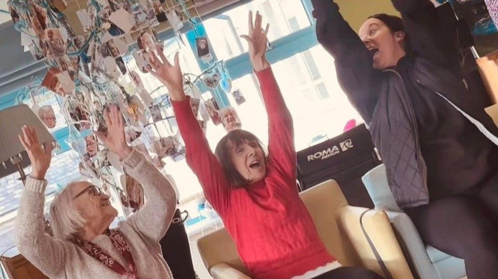 Rhaglen Dawns mewn Cartrefi Dawns i Bawb. Grwp - Brynseiont Pendine Park