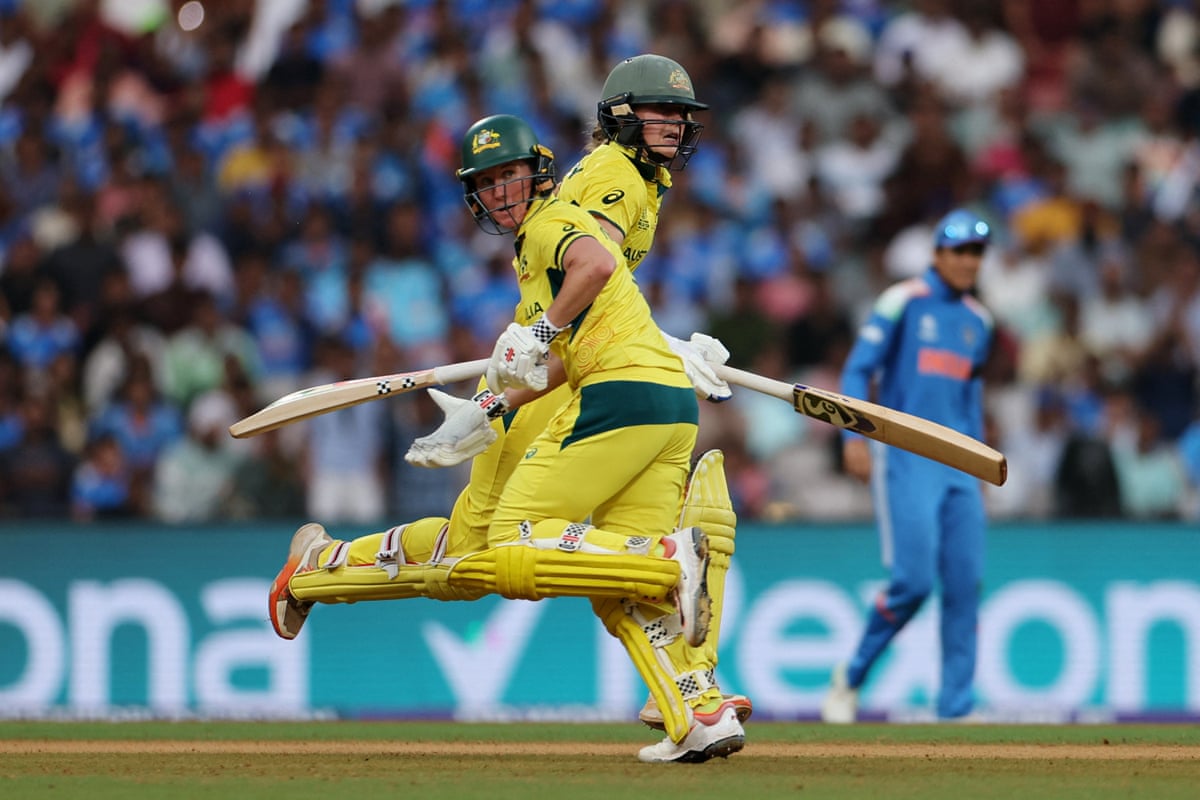 Ellyse Perry and Beth Mooney running between the wickets