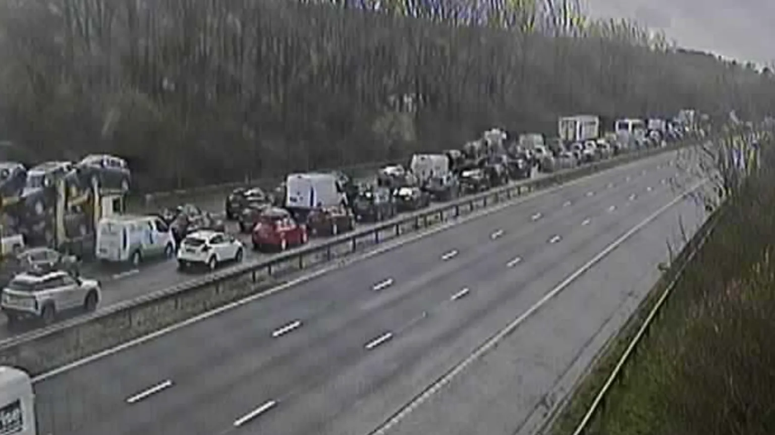 Highways Agency Queues on the M5 between junction 28 and 29. The carriageway closest to the camera is northbound.