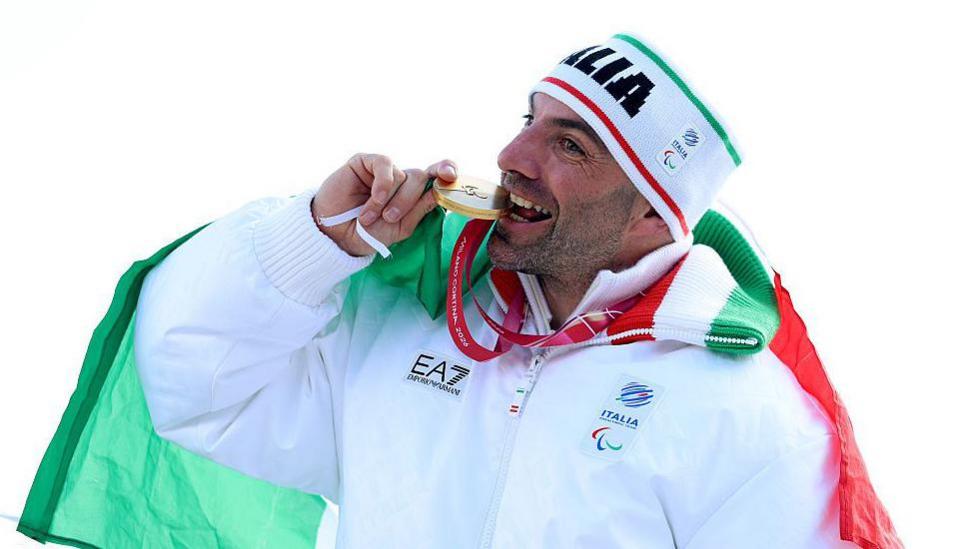 Emanuel Perathoner celebrates with his gold medal