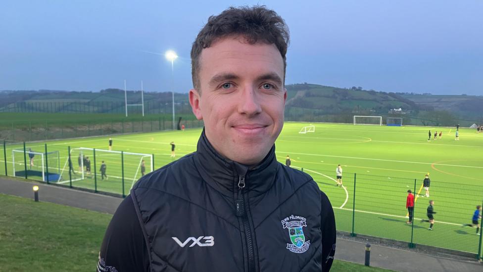 Meredydd Derbyshire, hyfforddwr tîm dan-14 Ffostrasol