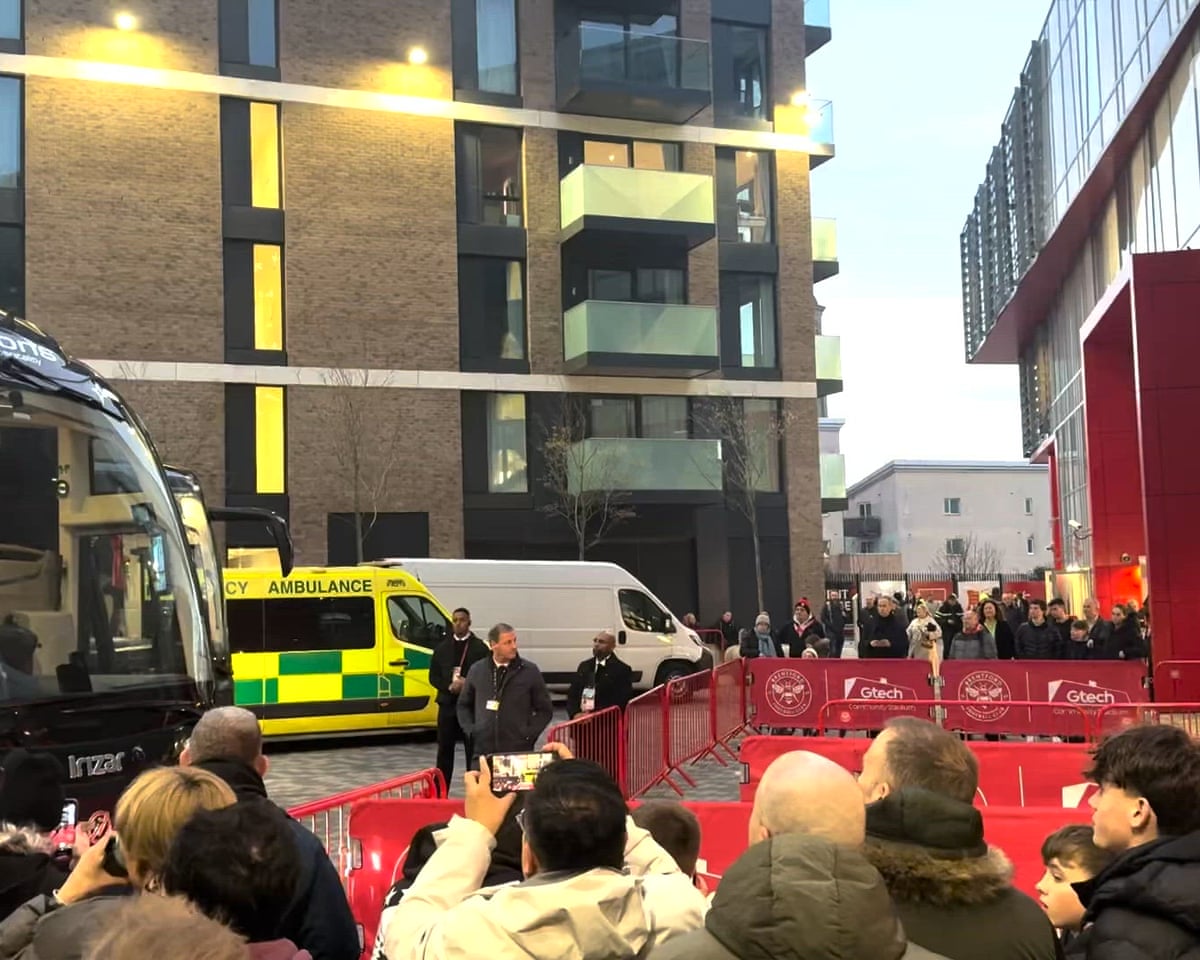 Rob Edwards and Wolves arriving for their Premier League match with Brentford
