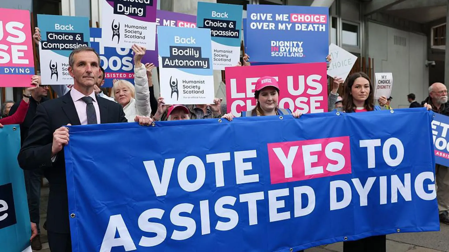  Liam McArthur meets with supporters of a law change on assisted dying as they demonstrate outside the Scottish Parliament to show support for Stage 1 of Scotland’s assisted dying bill on May 13, 2025