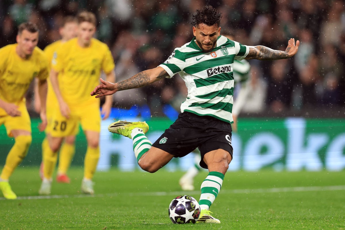 Luis Suárez levels the tie from the penalty spot