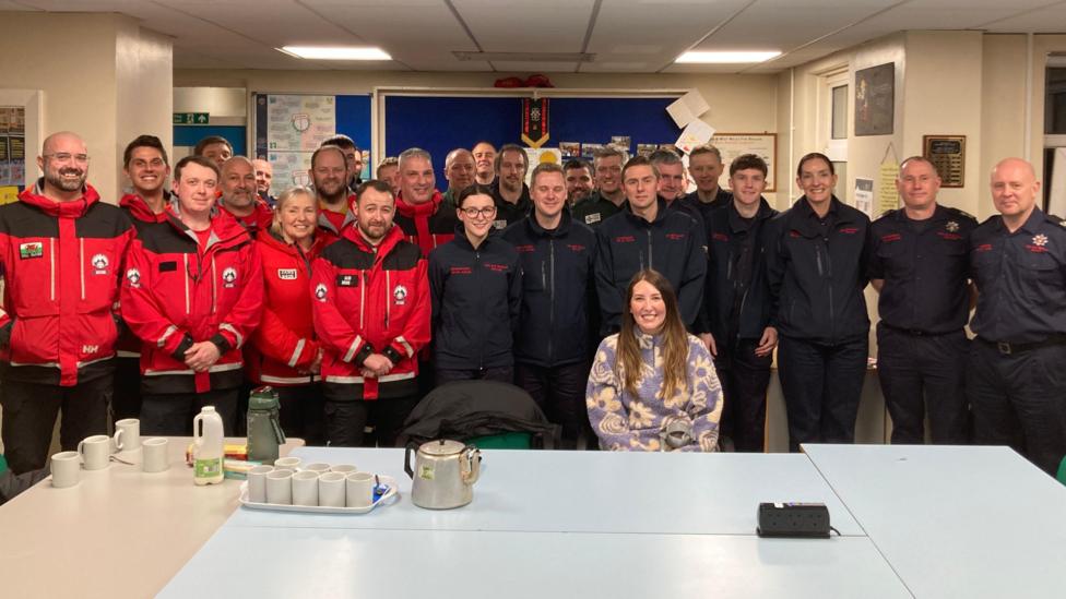 Llun Leah gyda phawb oedd yn rhan o'r ymdrech i'w hachub