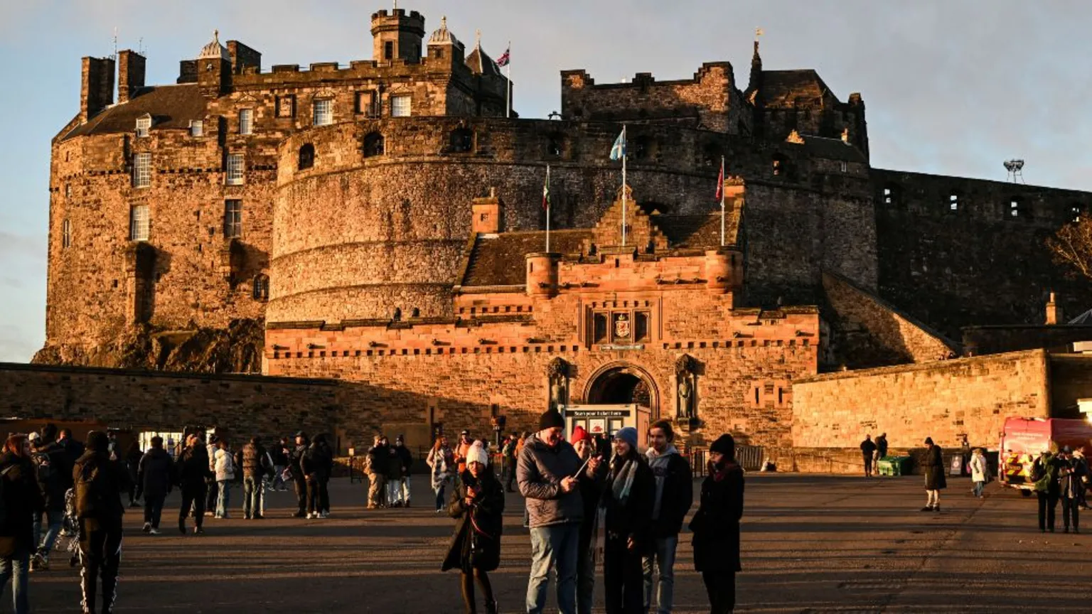  Tourists outside Edinburgh Castle on December 30, 2025