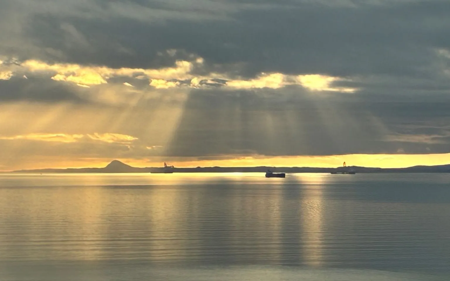 Jo Hadoke The River Forth at sunrise with rays of sun shining through the clouds