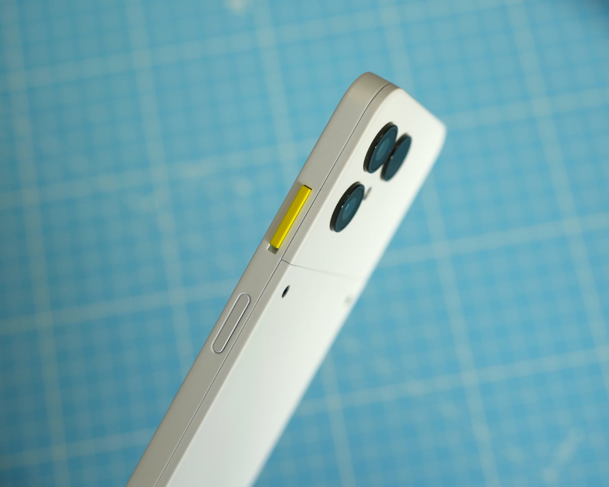 The Moments switch in the side of the Fairphone 6.
