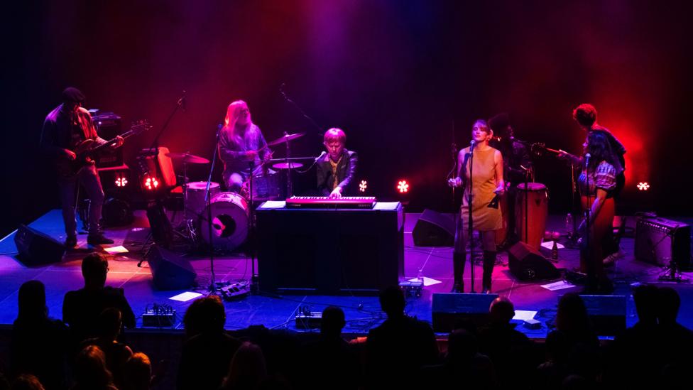 Carwyn Ellis & Rio 18 yn mewn gig 