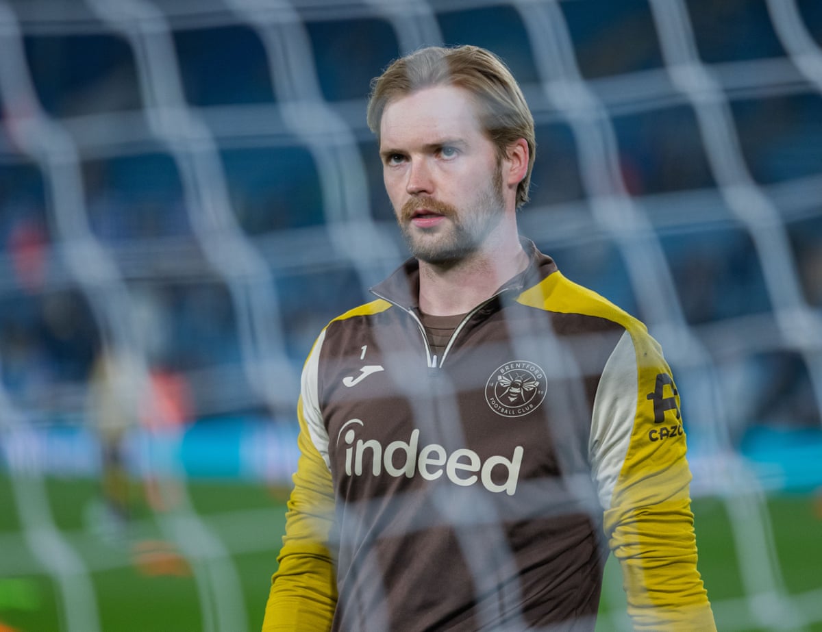 Caoimhin Kelleher of Brentford warming up