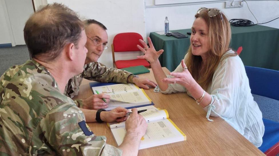 Ruth Lloyd gyda Brigadydd Mark Davis, Commanding Officer y Fyddin yng Nghymru (ei gefn at y camera). Cyrnol Sion Walker, is-arweinydd y Fyddin yng Nghymru.
