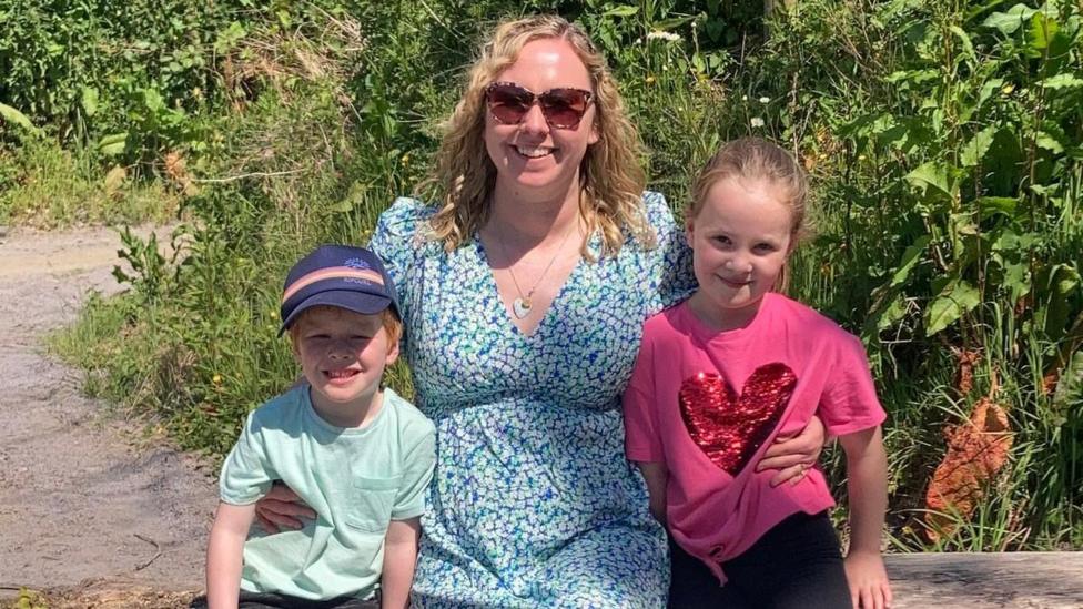 Fflur Evans gyda'i phlant