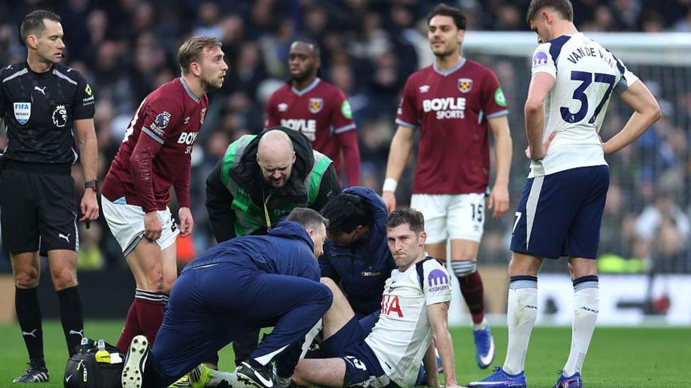 Ben Davies yn torri ei ffêr tra'n chwarae i Tottenham Hotspur yn erbyn West Ham yn Uwch Gynghrair Lloegr ym mis Ionawr 2026 