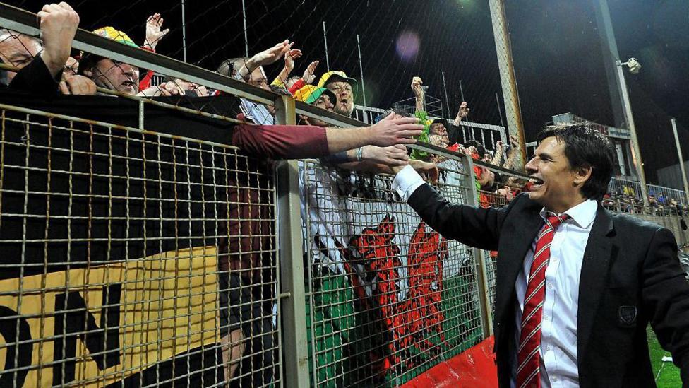 Chris Coleman yn dathlu cyrraedd Euro 2016 er i Gymru golli 2-0 yn erbyn Bosnia-Herzegovina yn Zenica